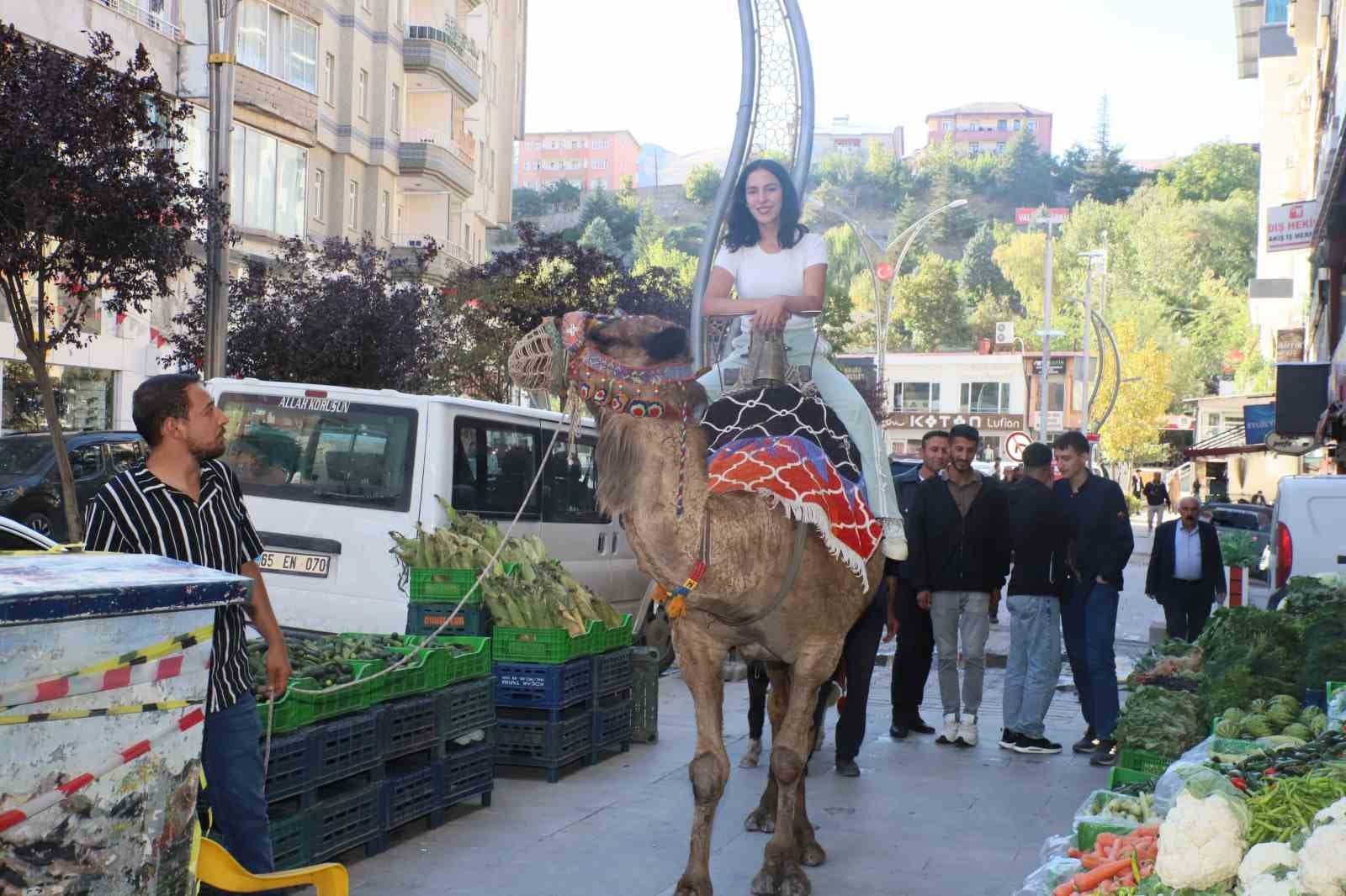 Hakkari'de Yöresel Ürünler Etkinliğine Deve ve Midilliler Renk Kattı