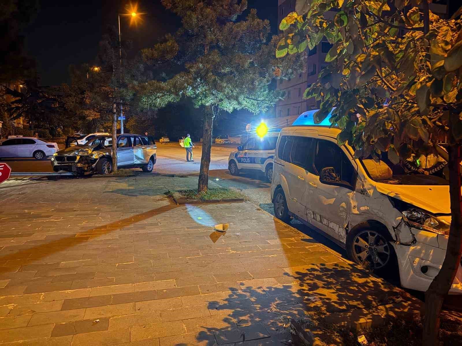 Kayseri'de SUV ile Hafif Ticari Aracın Çarpışması Sonucu 4 Kişi Yaralandı