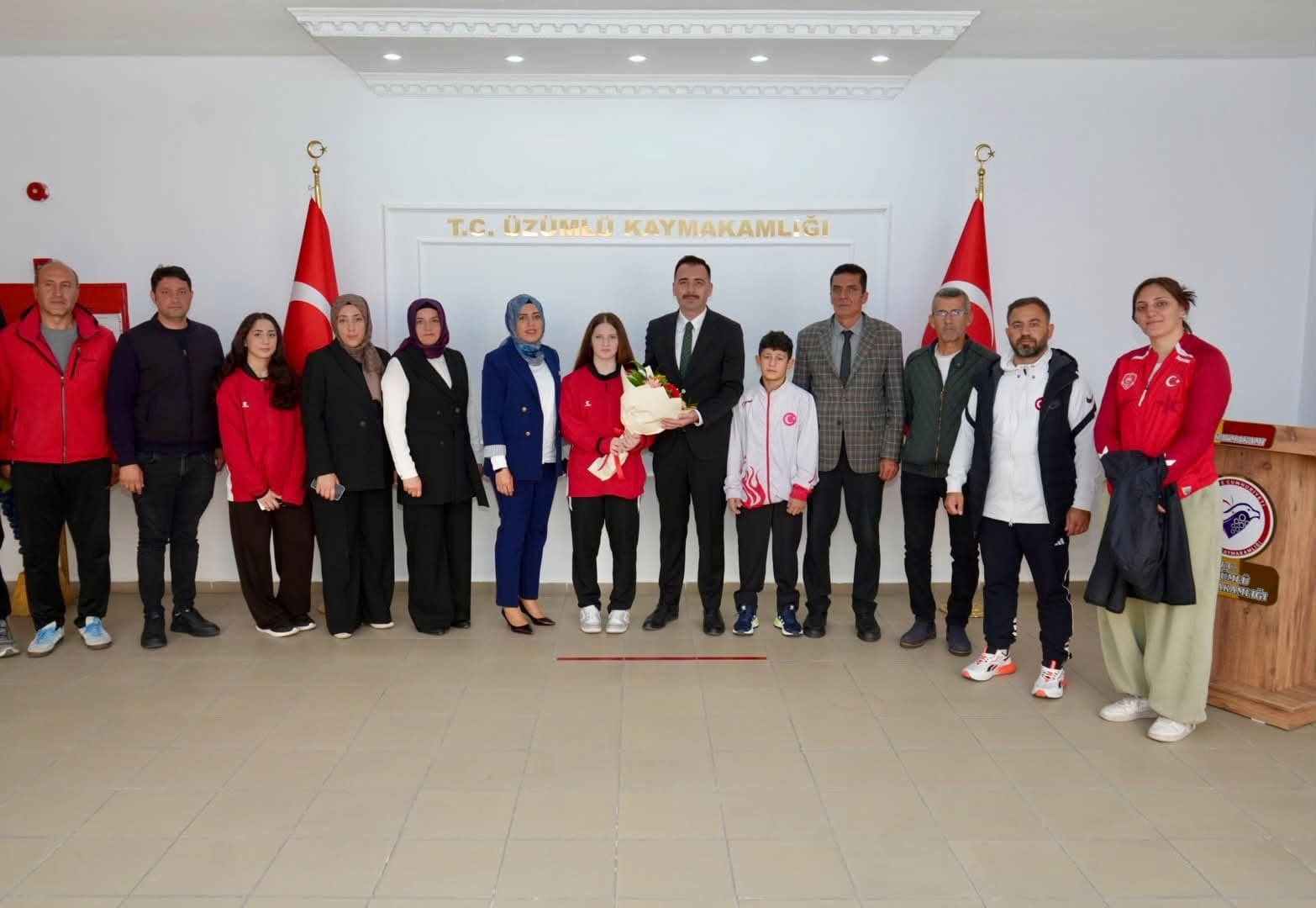 Üzümlü'nün Başarılı Güreşçileri Kaymakam Hökelekli ile Bir Araya Geldi