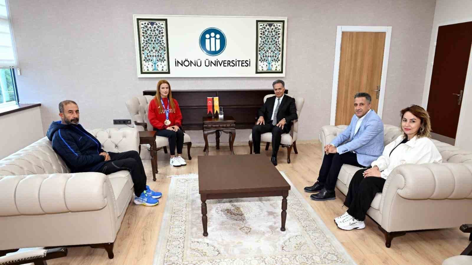 Avrupa Şampiyonu Milli Boksör Hatice Akbaş'tan Rektör Akpolat'a Ziyaret
