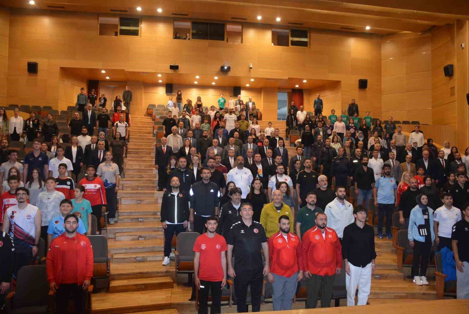 Sinop'ta Başarılı Sporcular ve Antrenörler Ödüllendirildi
