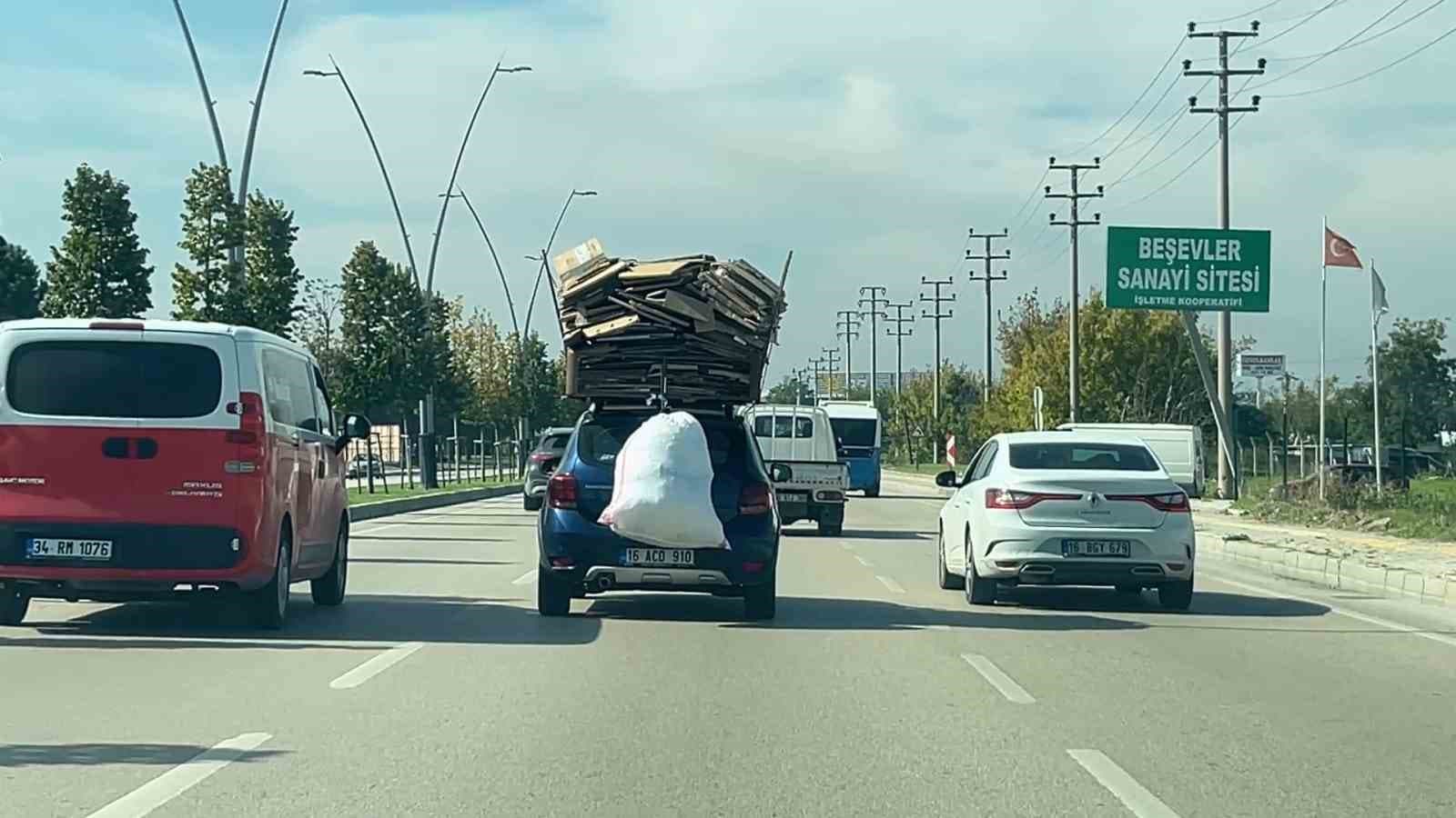Bursa'da Tehlikeli Taşıma: Otomobilin Üzerine Kartonlar Yığdı