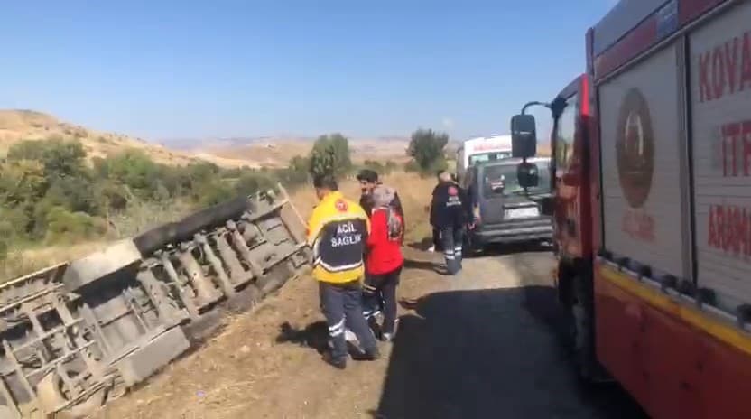 Elazığ-Tunceli Yolunda Tır Devrildi: 1 Yaralı