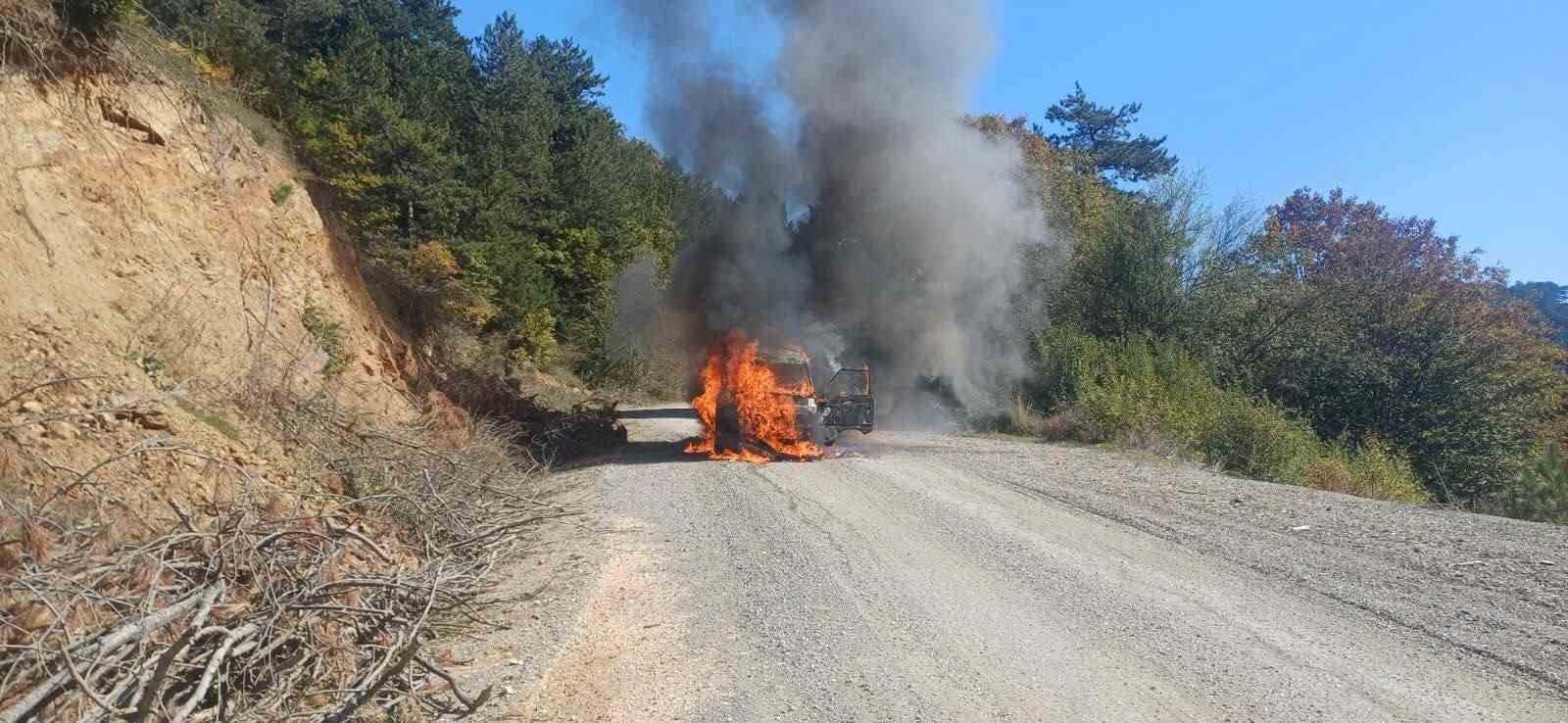 Bilecik'te seyir halindeki otomobil alevlere teslim oldu