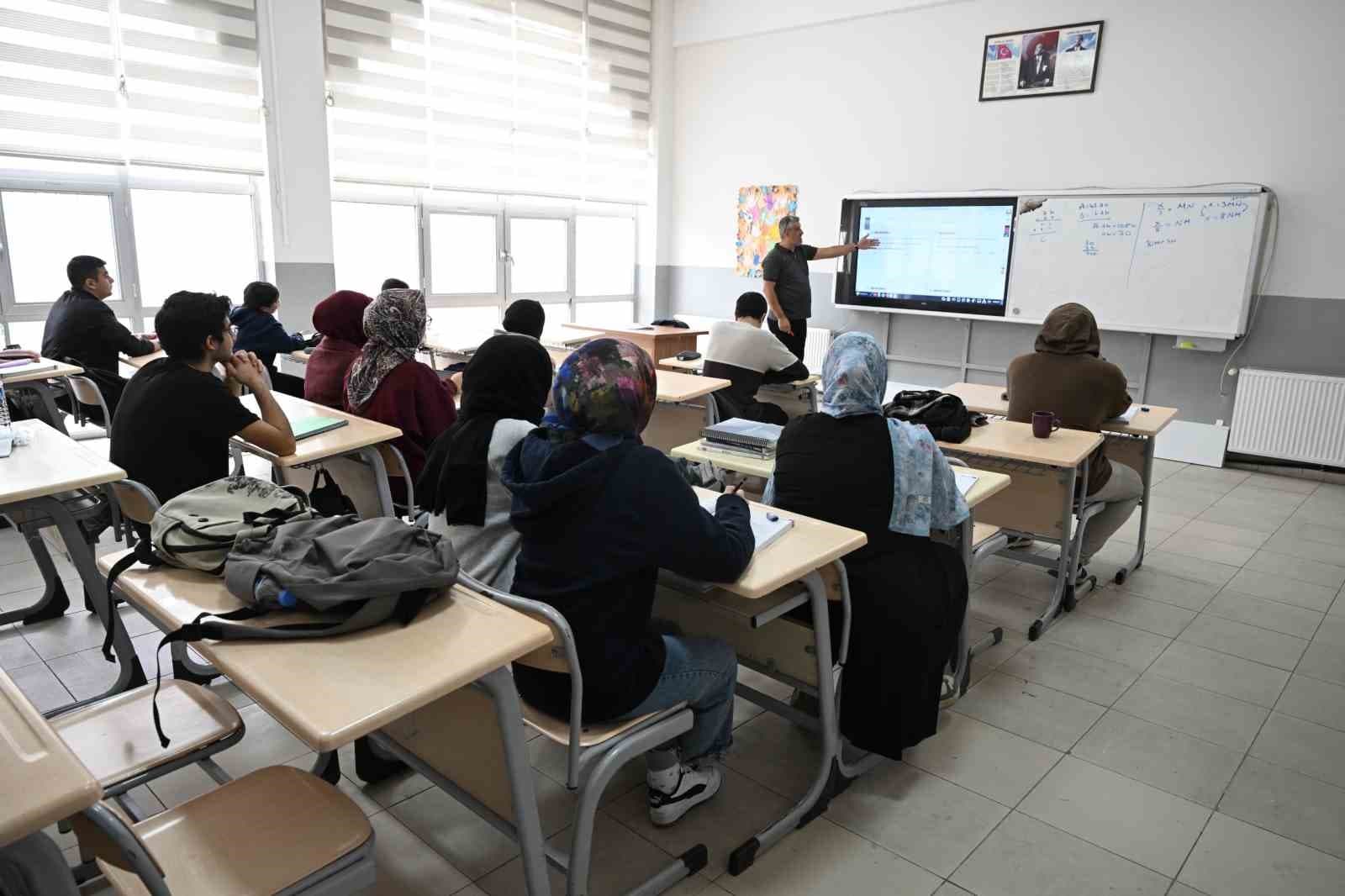 Kernek Külliyesi'nde 200 Öğrenciye Üniversite Hazırlık Desteği