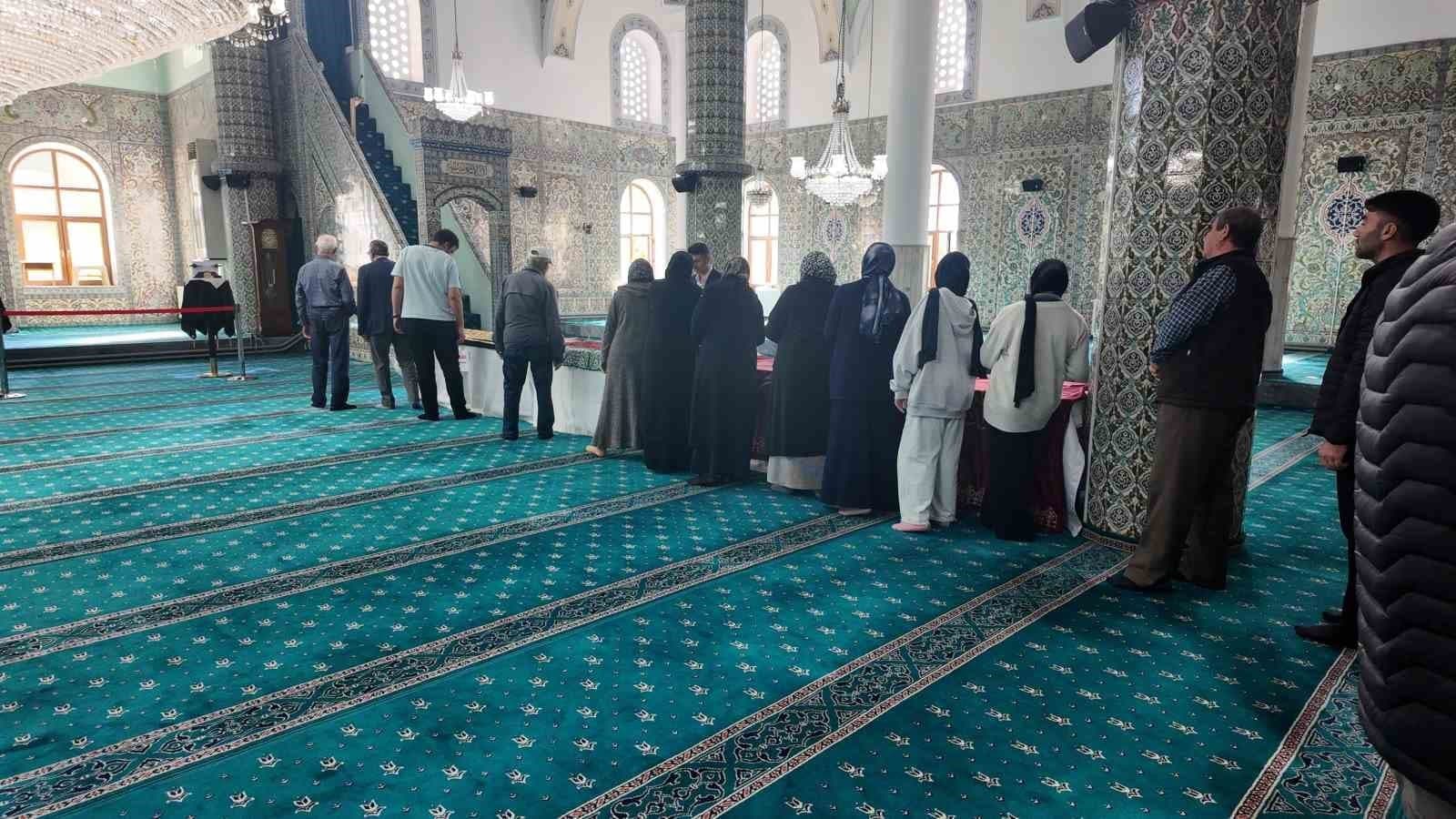 Gediz'de Kutsal Emanetler Ziyaretçilerini Ağırlıyor