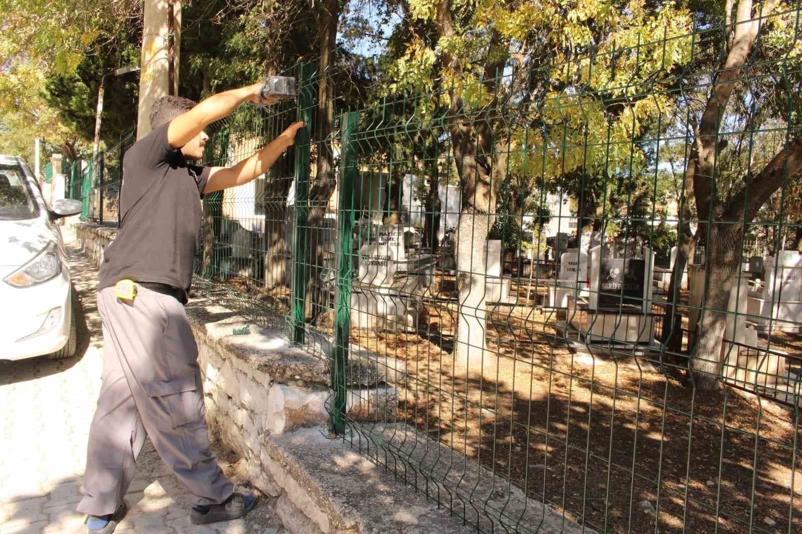 Kızıltemeller Mezarlığı'nda Güvenlik ve Çevre Düzenleme Çalışmaları Başladı