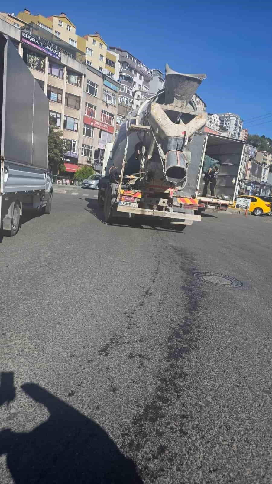 Ereğli'de Beton Mikserinin Yol Ortasında Temizliği Tepki Çekti