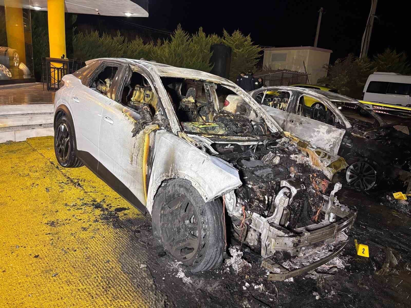 Kuşadası'nda Oto Galeride Kundaklama