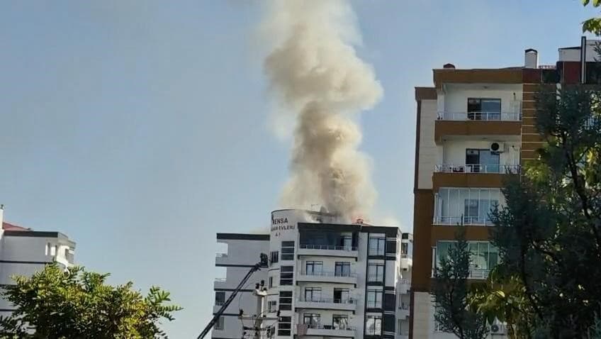 Diyarbakır'da Site Çatısında Yangın Çıktı