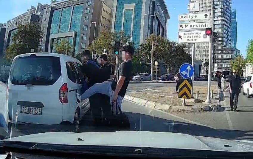 İzmir'de Trafik Tartışması: Gençten Araca Tekme