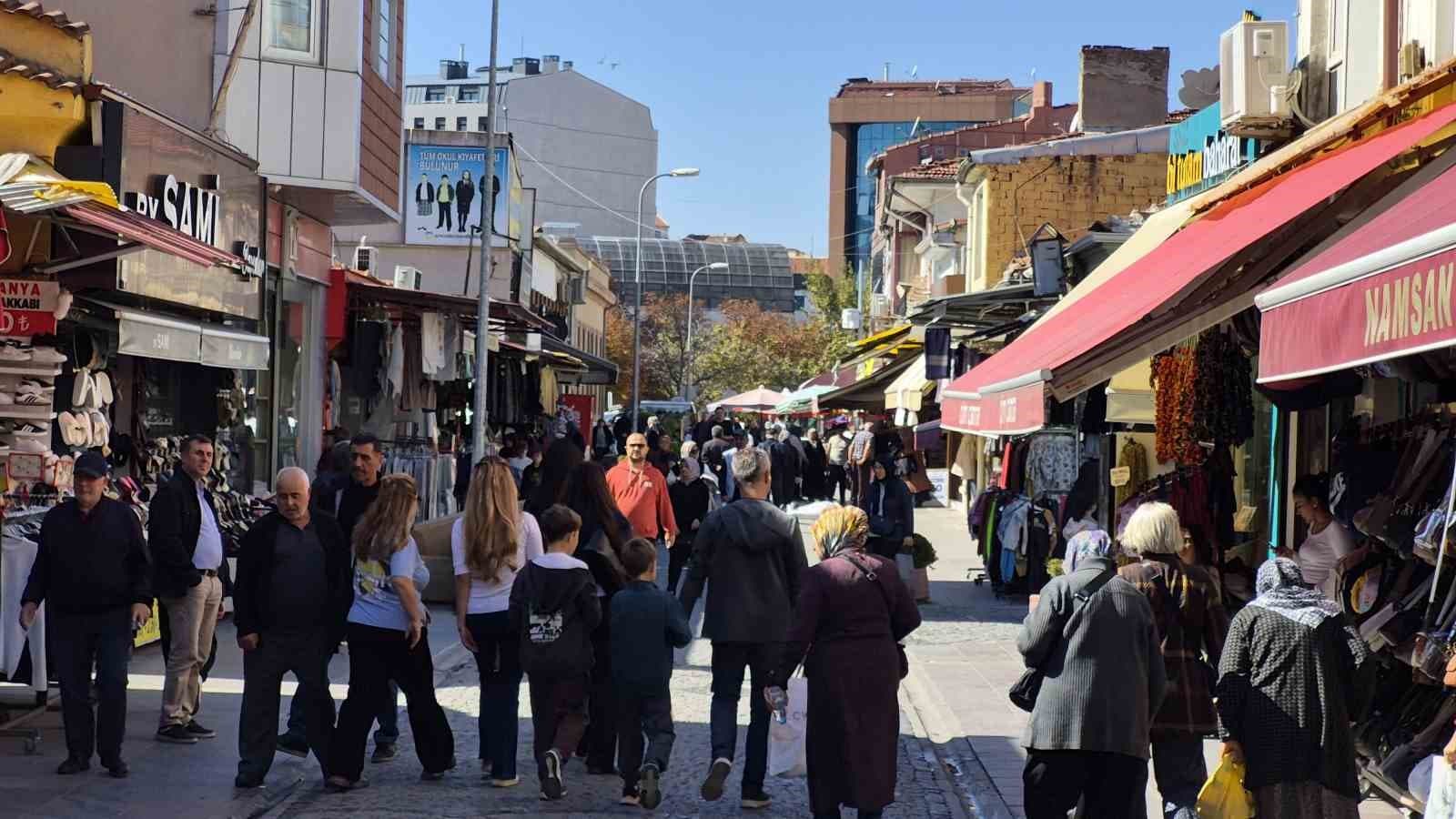 Eskişehir'de Güneşli Havalarla Birlikte Çarşı Hareketlendi