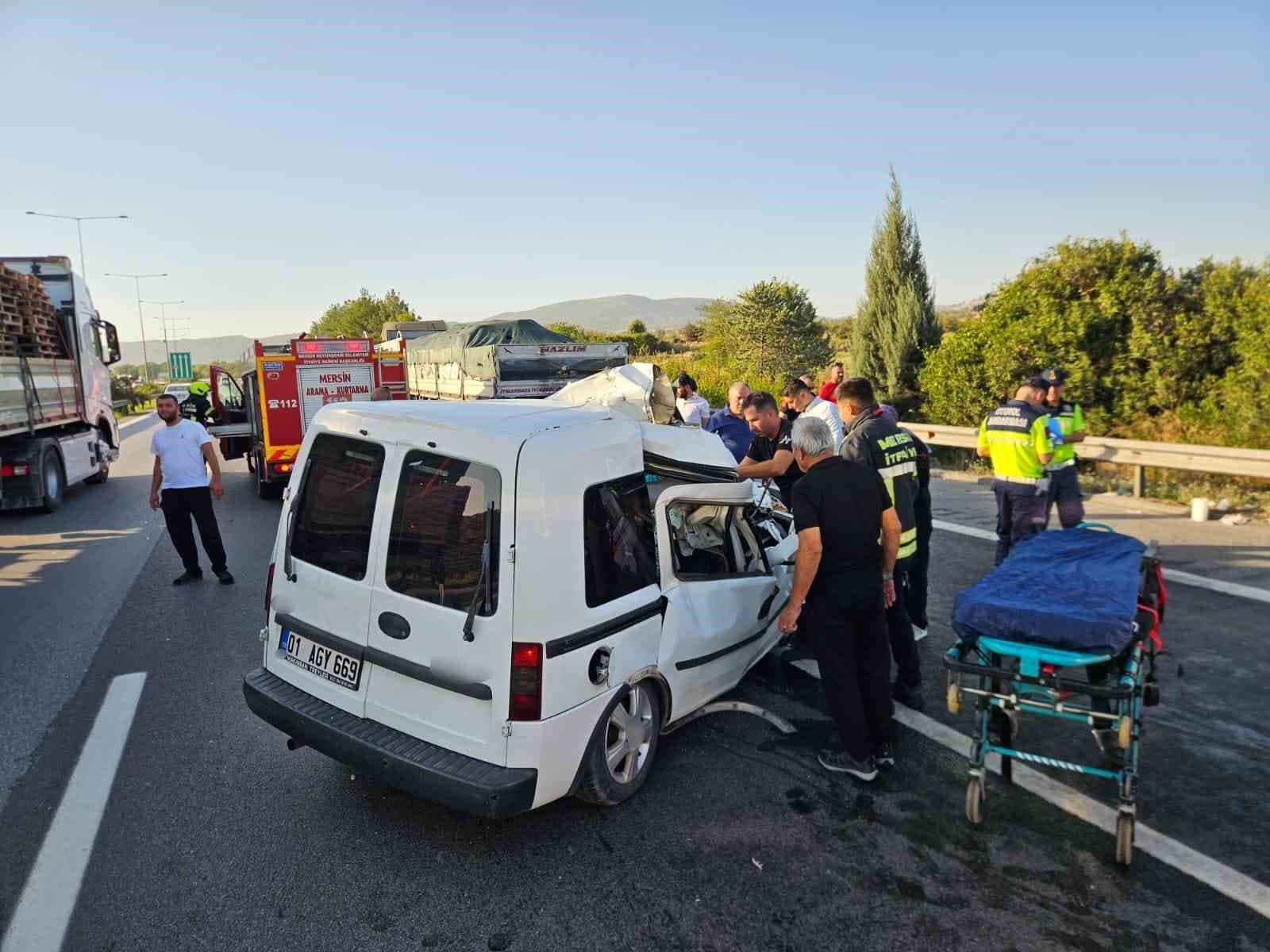 Mersin'de Feci Kaza: Hafif Ticari Araç Çekiciye Çarptı, 2 Kişi Öldü