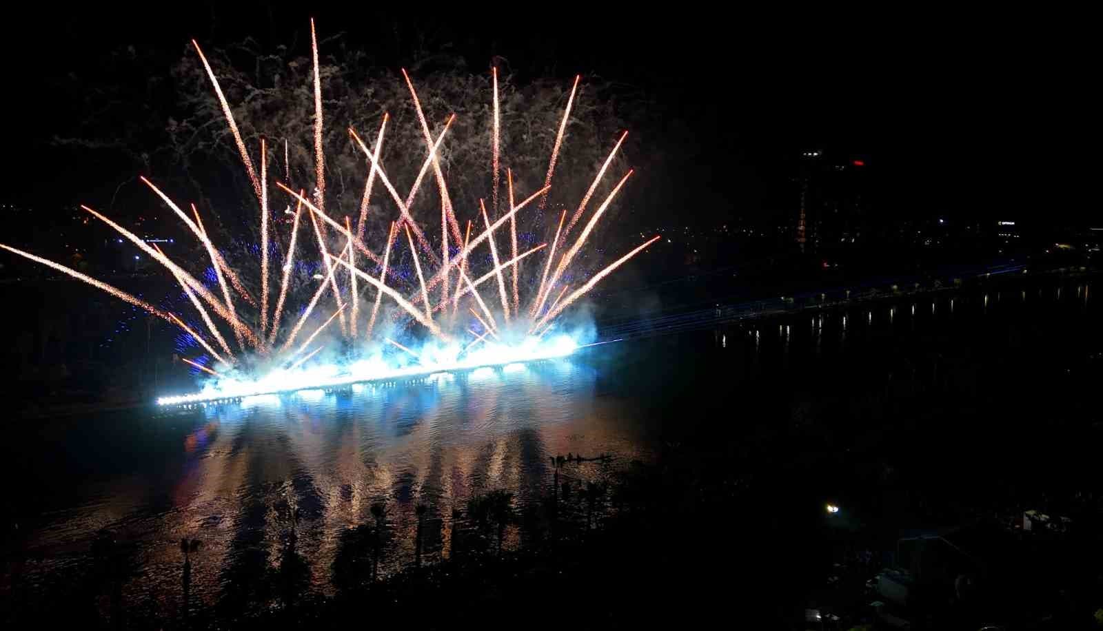 Adana Lezzet Festivali'nde Gökyüzü Şöleni: Bin Dron ve Lazer Gösterisi