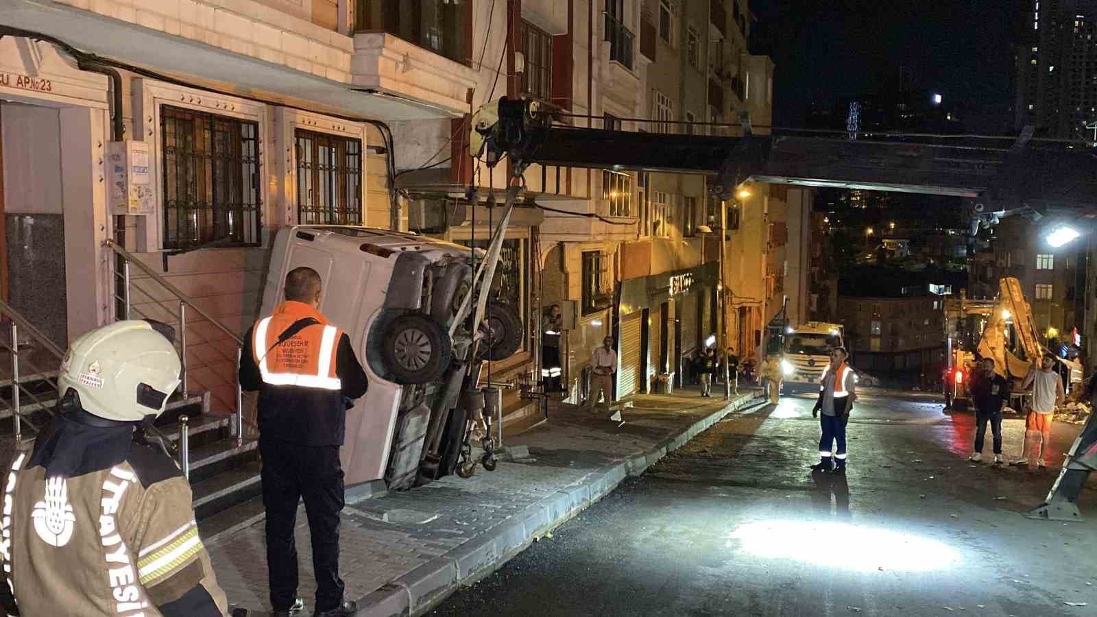 Şişli'de Panelvan Araç Apartman Boşluğuna Düştü