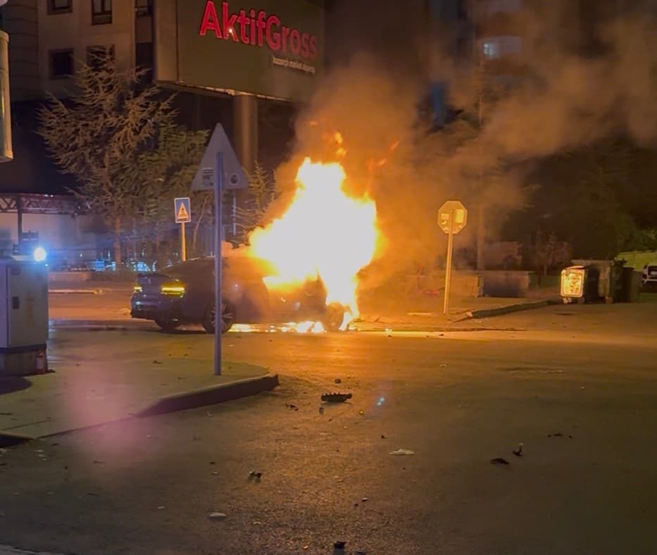 Kayseri'de Kontrolden Çıkan Otomobil Alev Aldı: 2 Yaralı