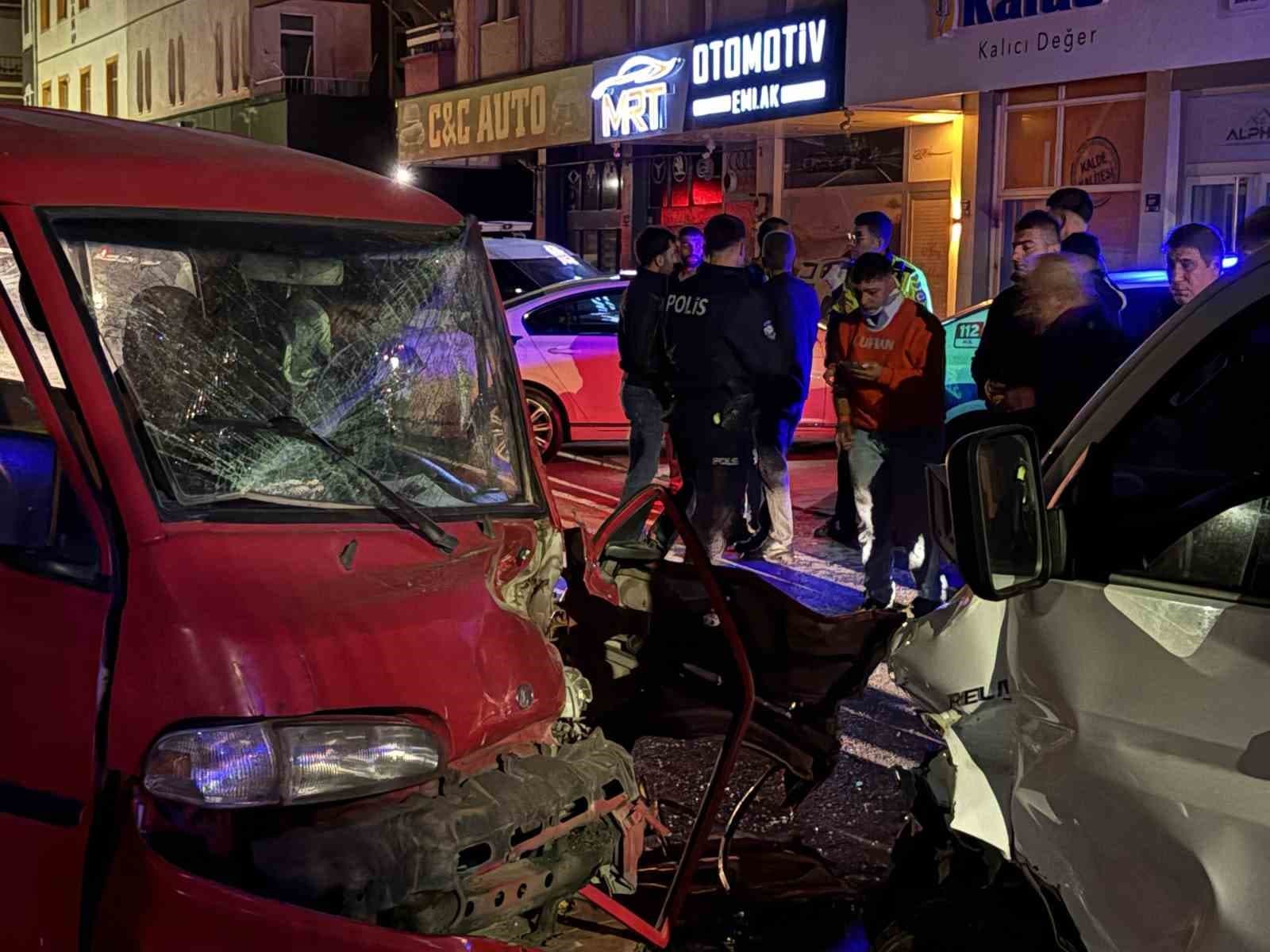 Kayseri'de Kafa Kafaya Çarpışma: Kamyonet Sürücüsü Araçta Sıkıştı