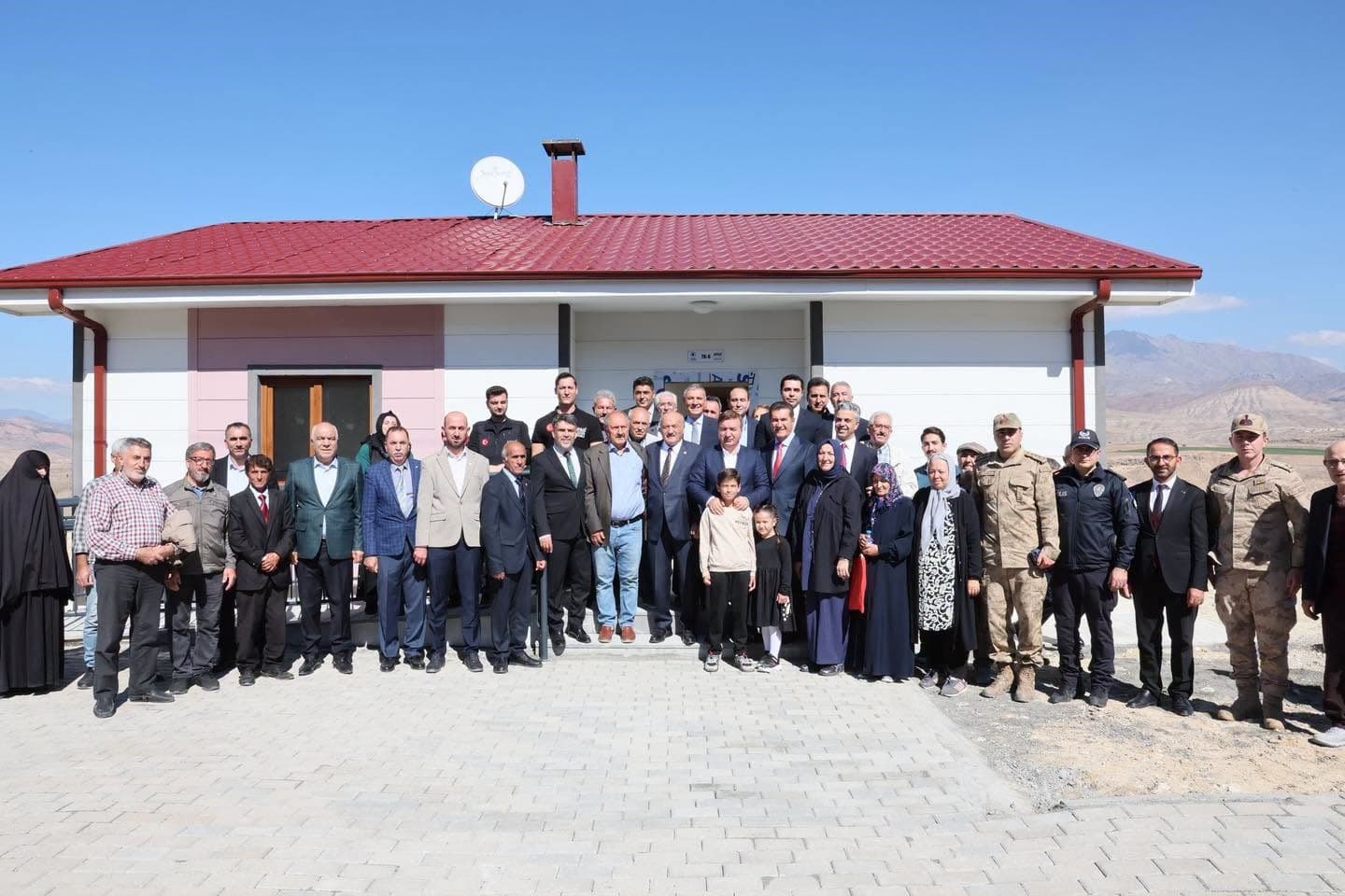 Kemah'ta Kaya Düşmesi Riski Taşıyan Bölge Sakinlerine Yeni Konutları Teslim Edildi