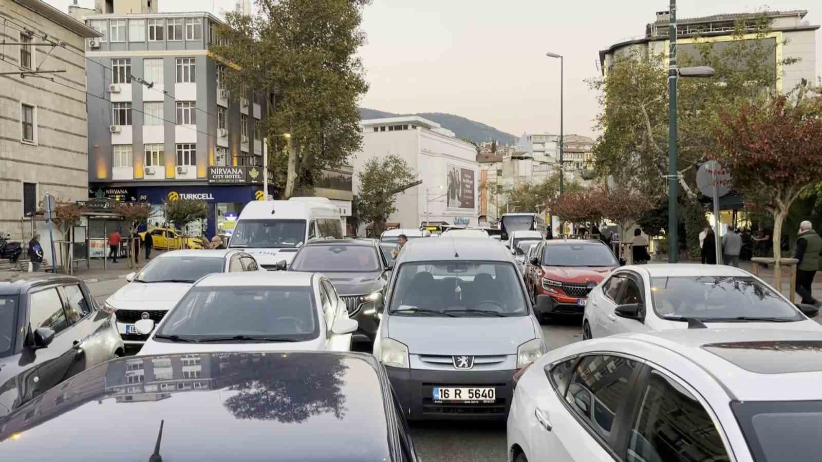 Bursa Ulucami'deki Sabah Namazı Yoğunluğu Trafiği Felç Etti
