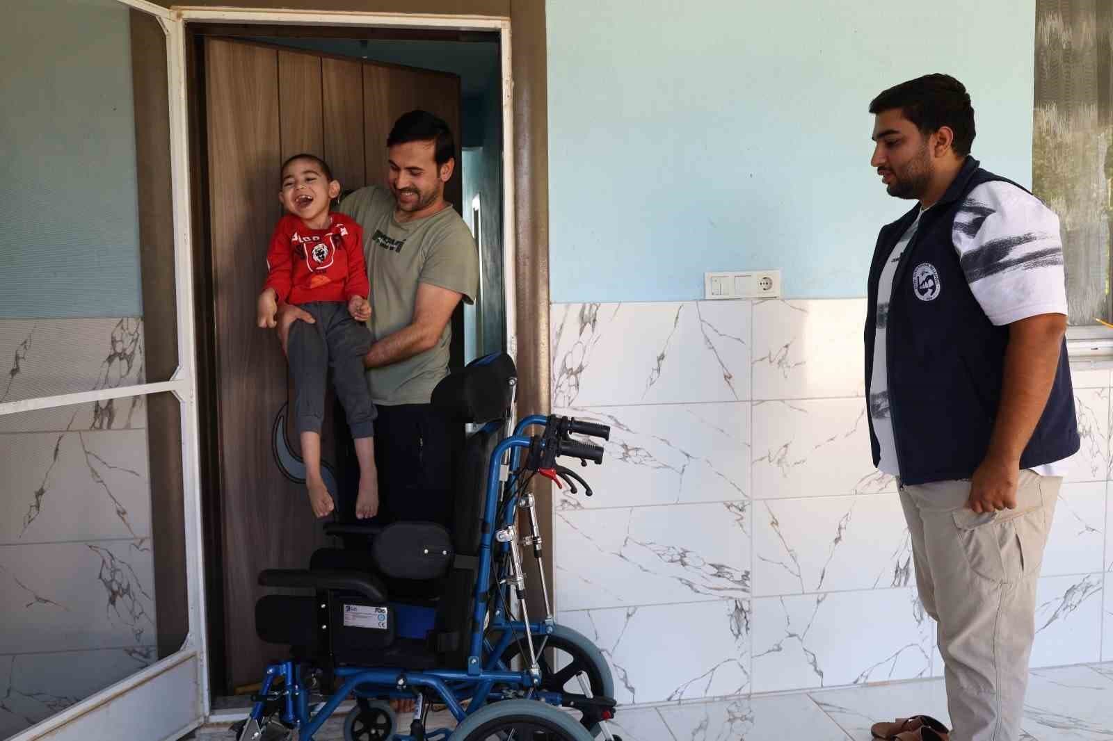 Serebral Palsili Çocuğa Tekerlekli Sandalye Desteği