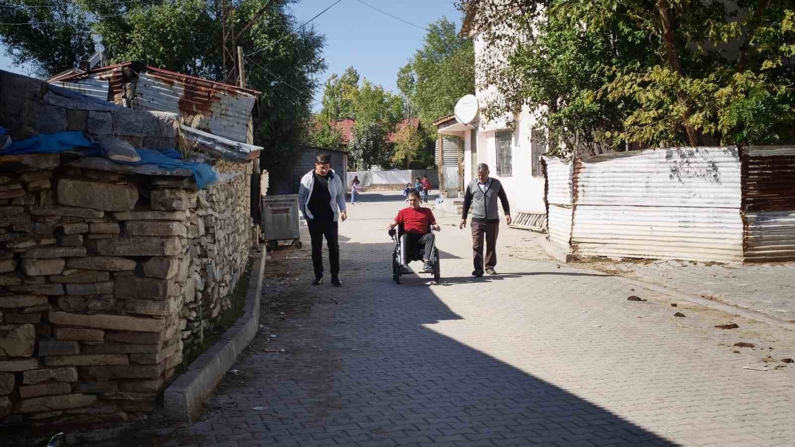 Muş'ta Engelleri Akülü Sandalye ile Aştı
