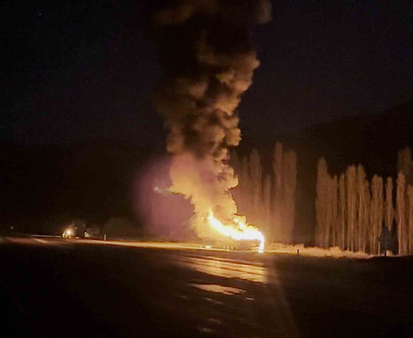 Oltu'da Park Halindeki Tır Dorsesi Alevlere Teslim Oldu