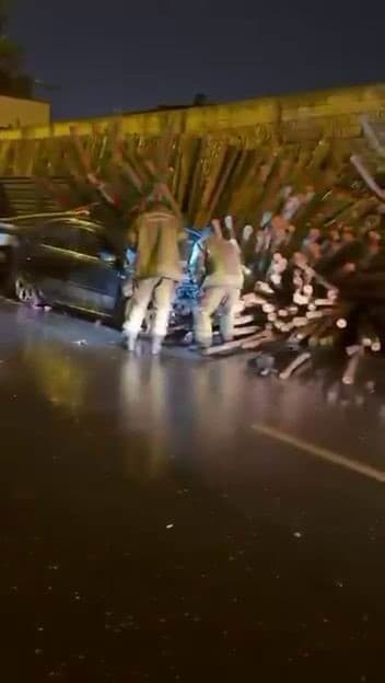 Diyarbakır'da Kontrolden Çıkan Araç Kerestelere Çarptı: 2 Yaralı