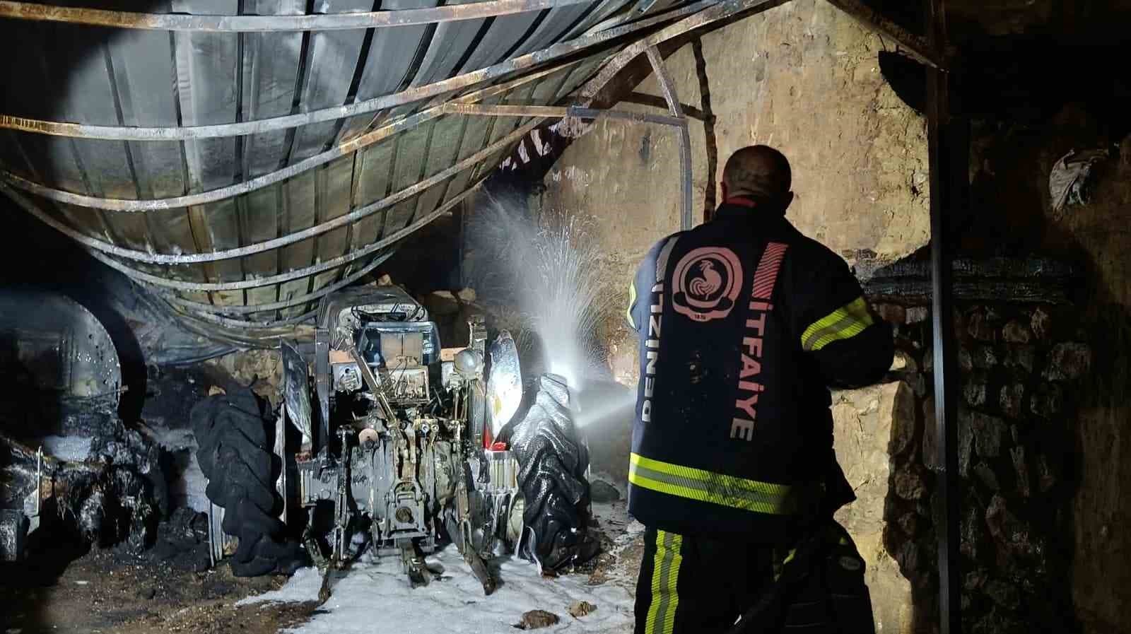 Çivril'de traktör yangını: İki tarım aracı küle döndü