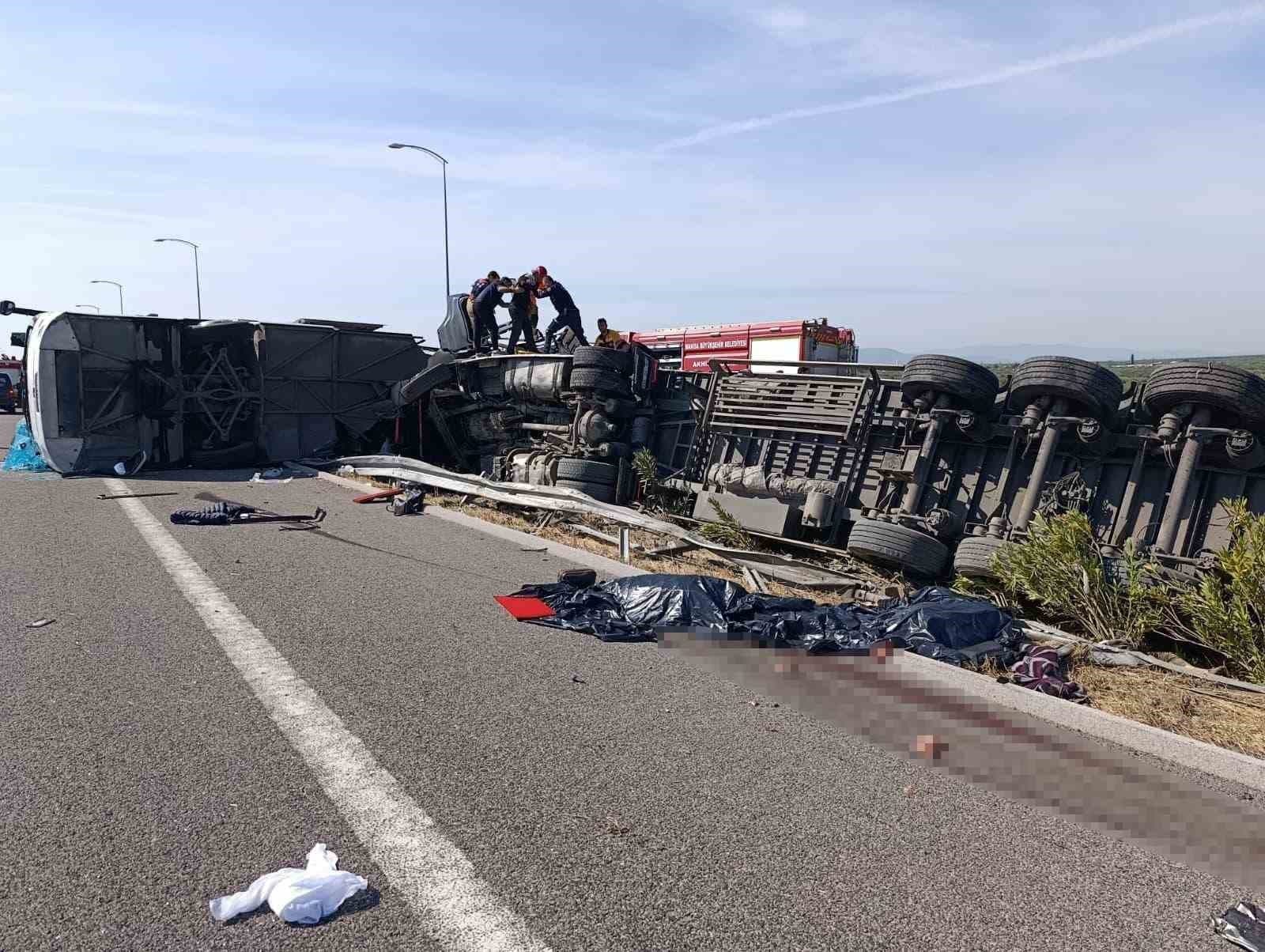 Akhisar'da Otobüs ile Çekici Çarpıştı: 4 Ölü