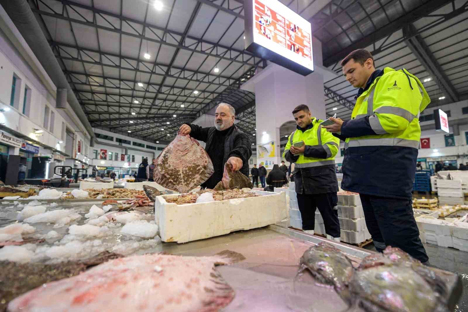 İzmir Su Ürünleri Hali'nde Eylül Ayı İşlem Hacmi 9 Bin Tonu Geçti