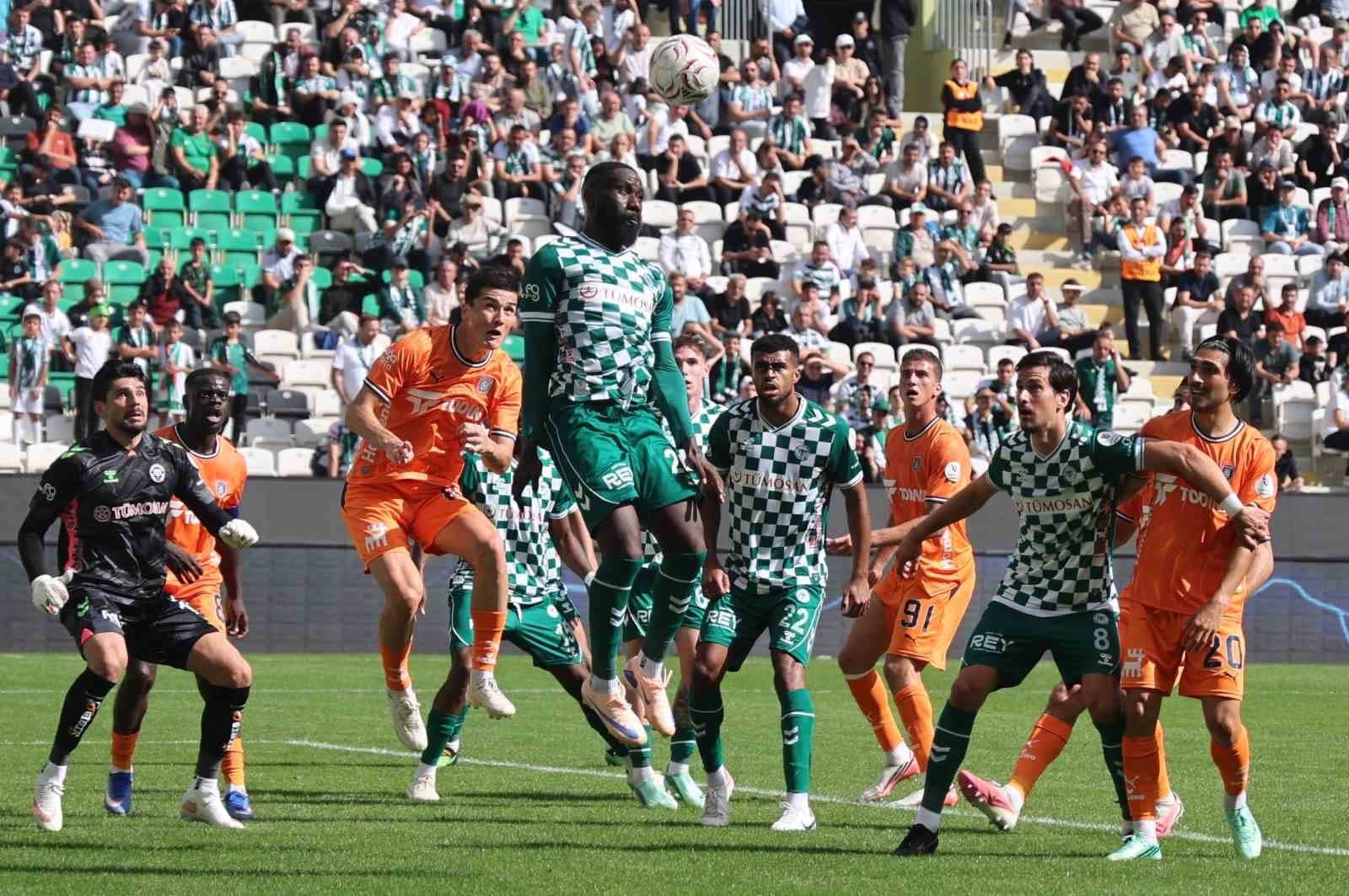 Konyaspor ve Başakşehir Arasındaki Mücadelede İlk Yarı Golsüz Geçti
