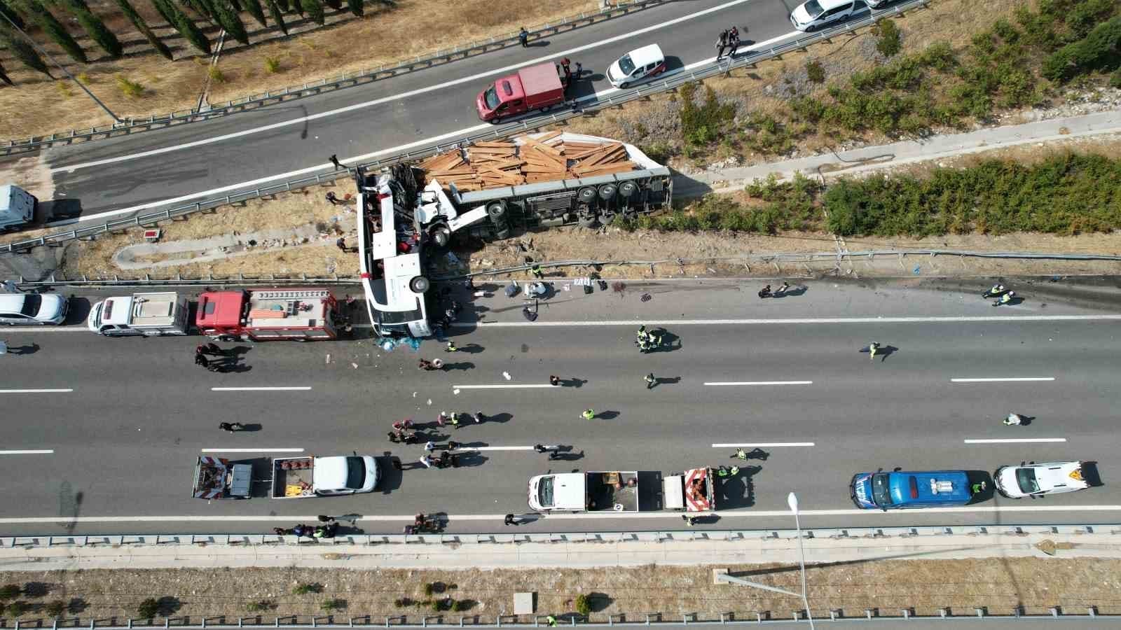 Manisa'da Otobüs ve Tır Çarpıştı: 11 Ölü, 27 Yaralı