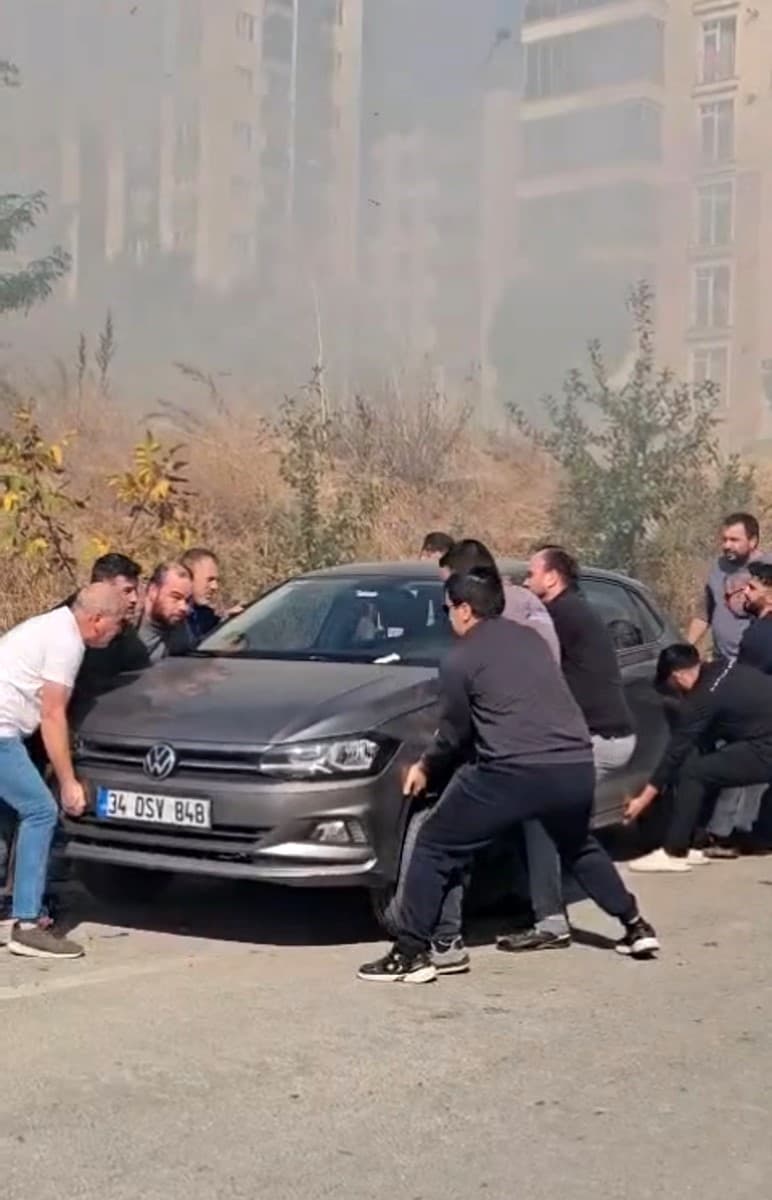 Edirne'de Otluk Alan Yangını Vatandaş ve İtfaiyenin Ortak Müdahalesiyle Söndürüldü