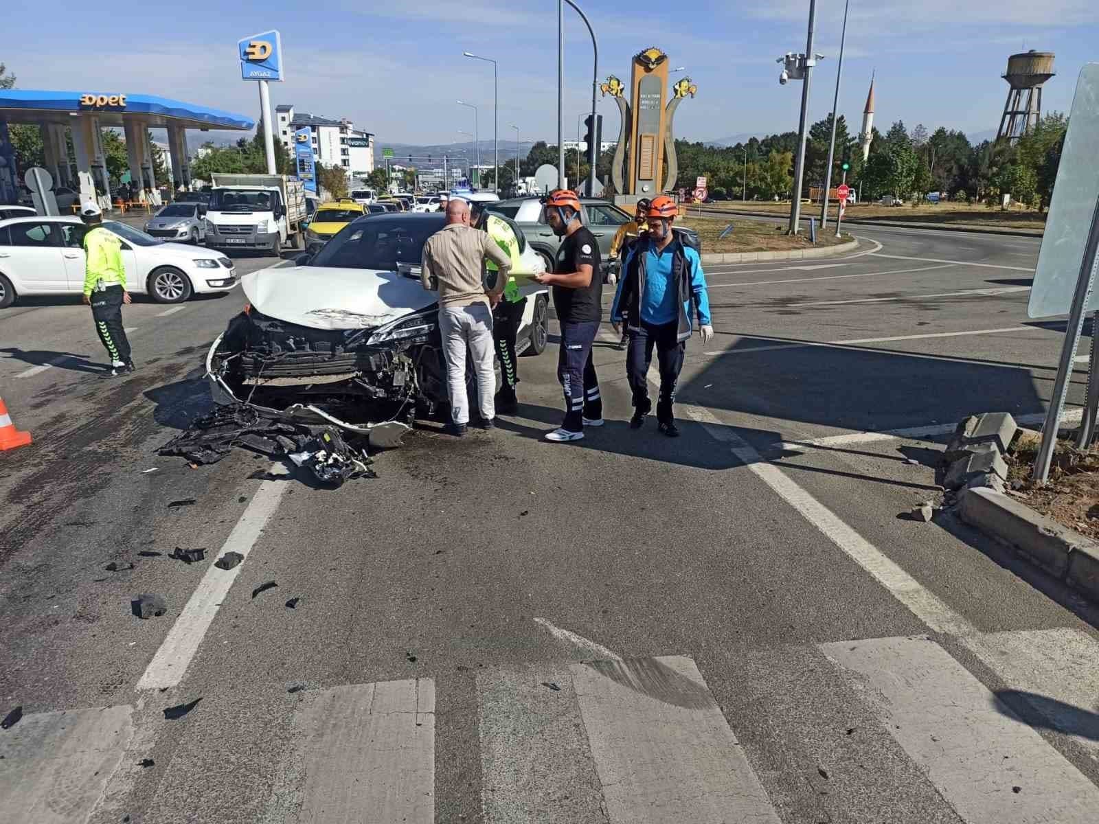 Bingöl'de İki Aracın Çarpışması Sonucu 5 Kişi Yaralandı