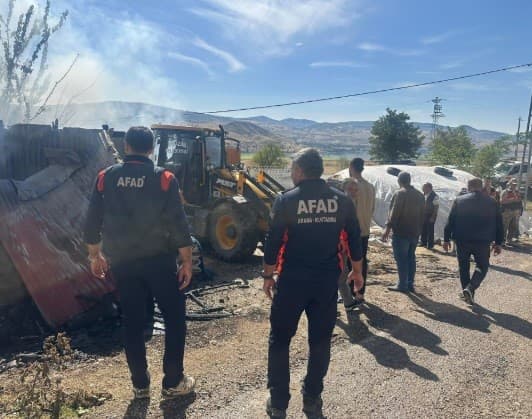 Tunceli'de Ahır Yangını Ekiplerce Söndürüldü