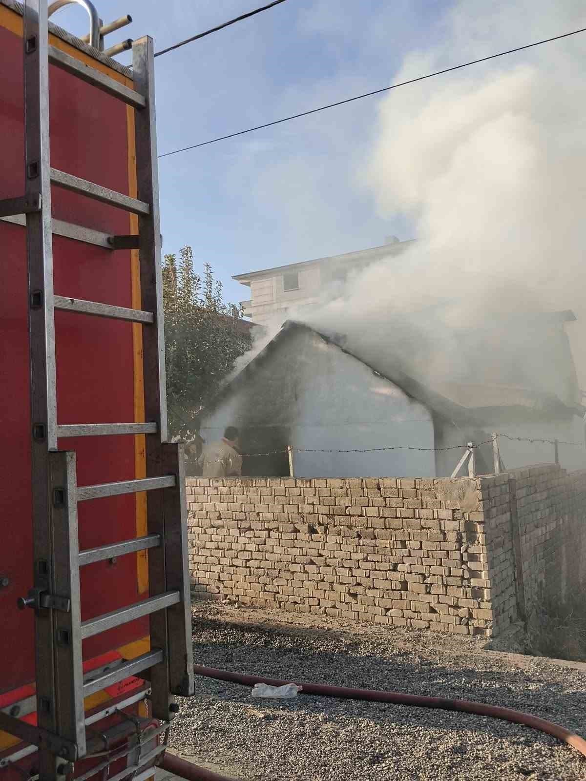 Bingöl'de Odunluk Yangını Yerleşim Yerlerine Sıçramadan Söndürüldü