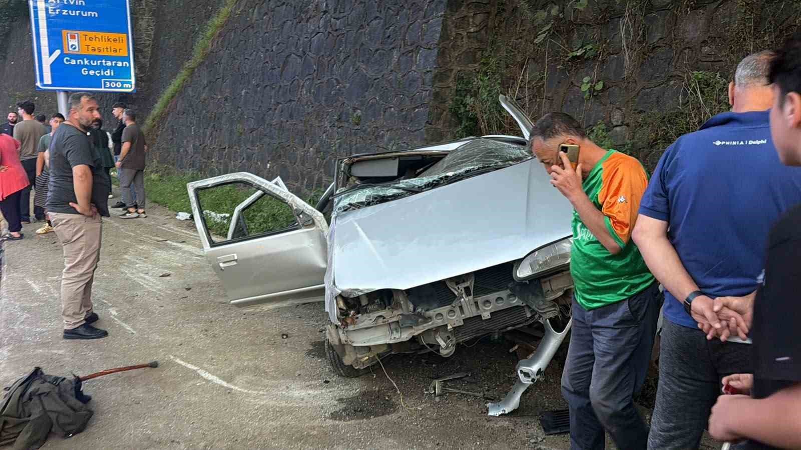Artvin'de Cenaze Dönüşü Trafik Kazası: 2 Kişi Yaralandı