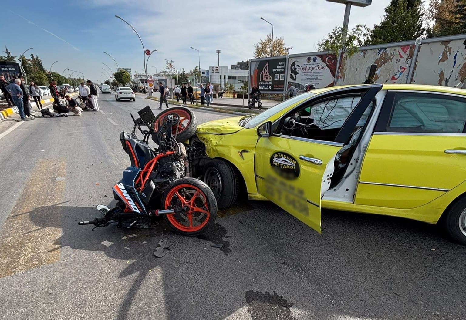 Edirne'de Taksi ile Motosiklet Çarpıştı: 2 Yaralı
