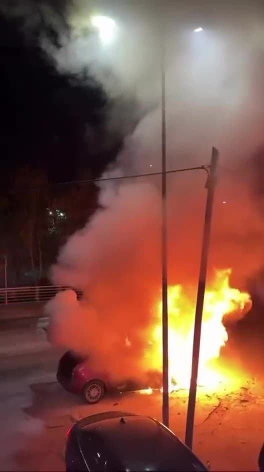 Kocaeli'de Korkutan Araç Yangınları: Bir Otomobil ve Bir Tır Alevlere Teslim Oldu