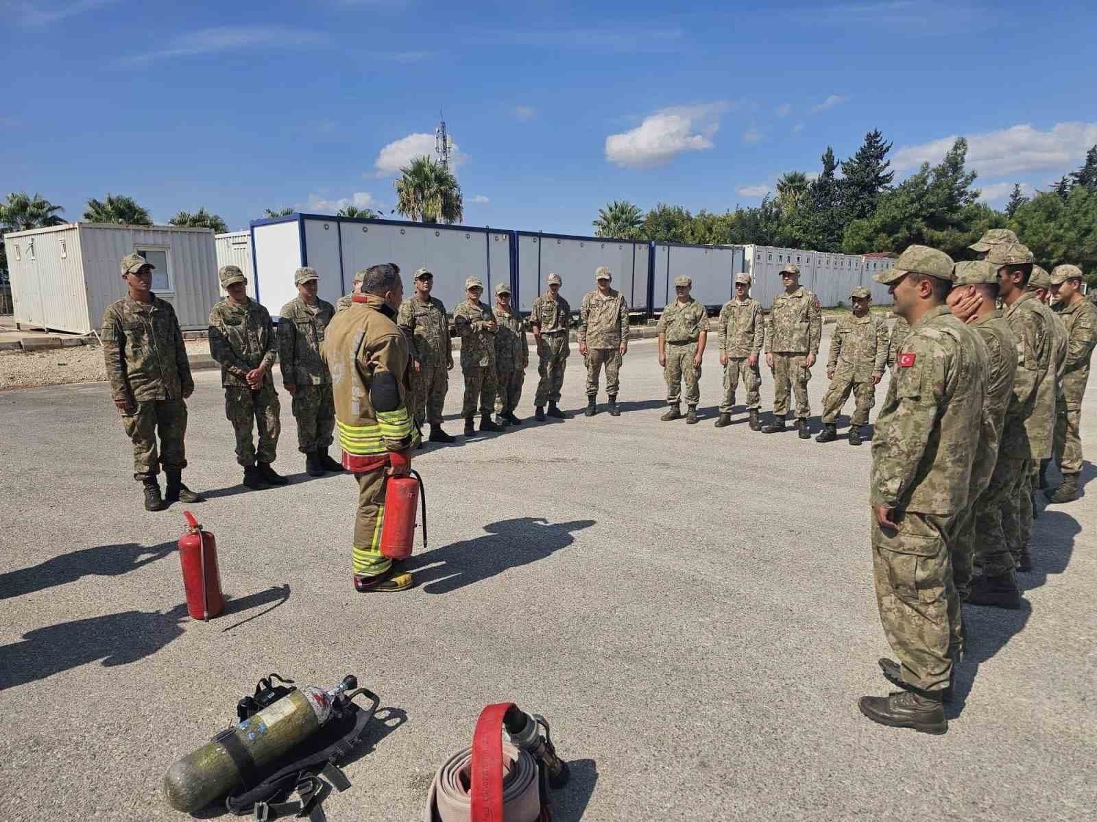 Reyhanlı'da Askerlere Temel Yangın Eğitimi Verildi