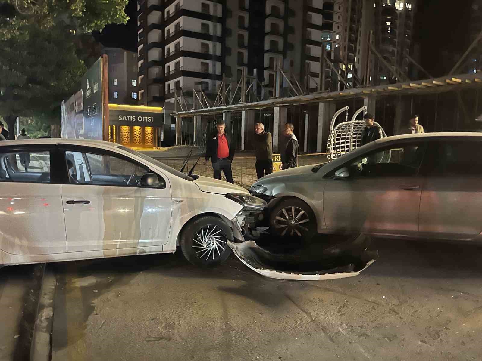 Niğde'de Kontrolden Çıkan Otomobil Direğe ve Park Halindeki Araca Çarptı: 1 Yaralı