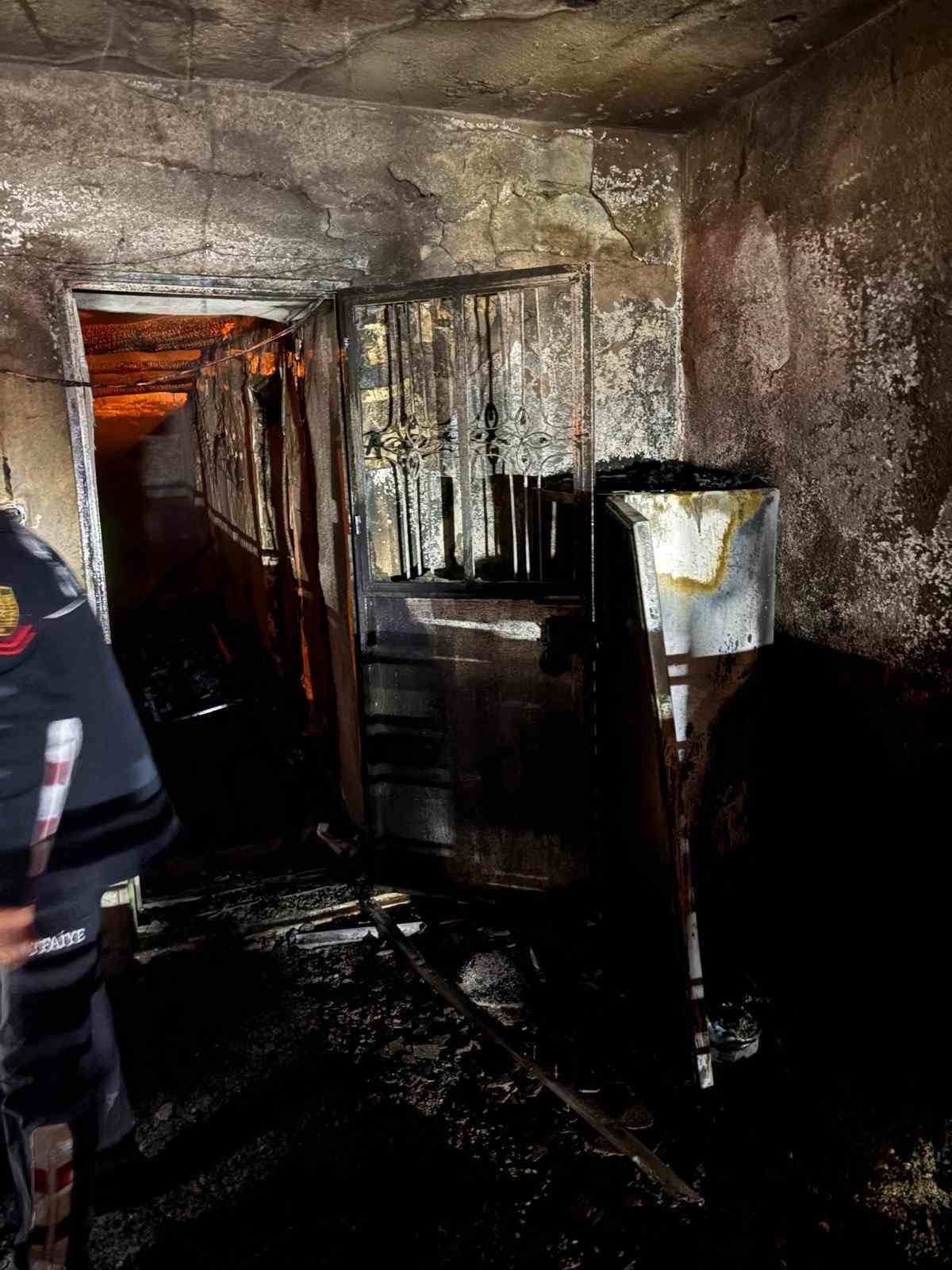 Karacasu'da Ev Yangını: 3 Kişi Yaralandı
