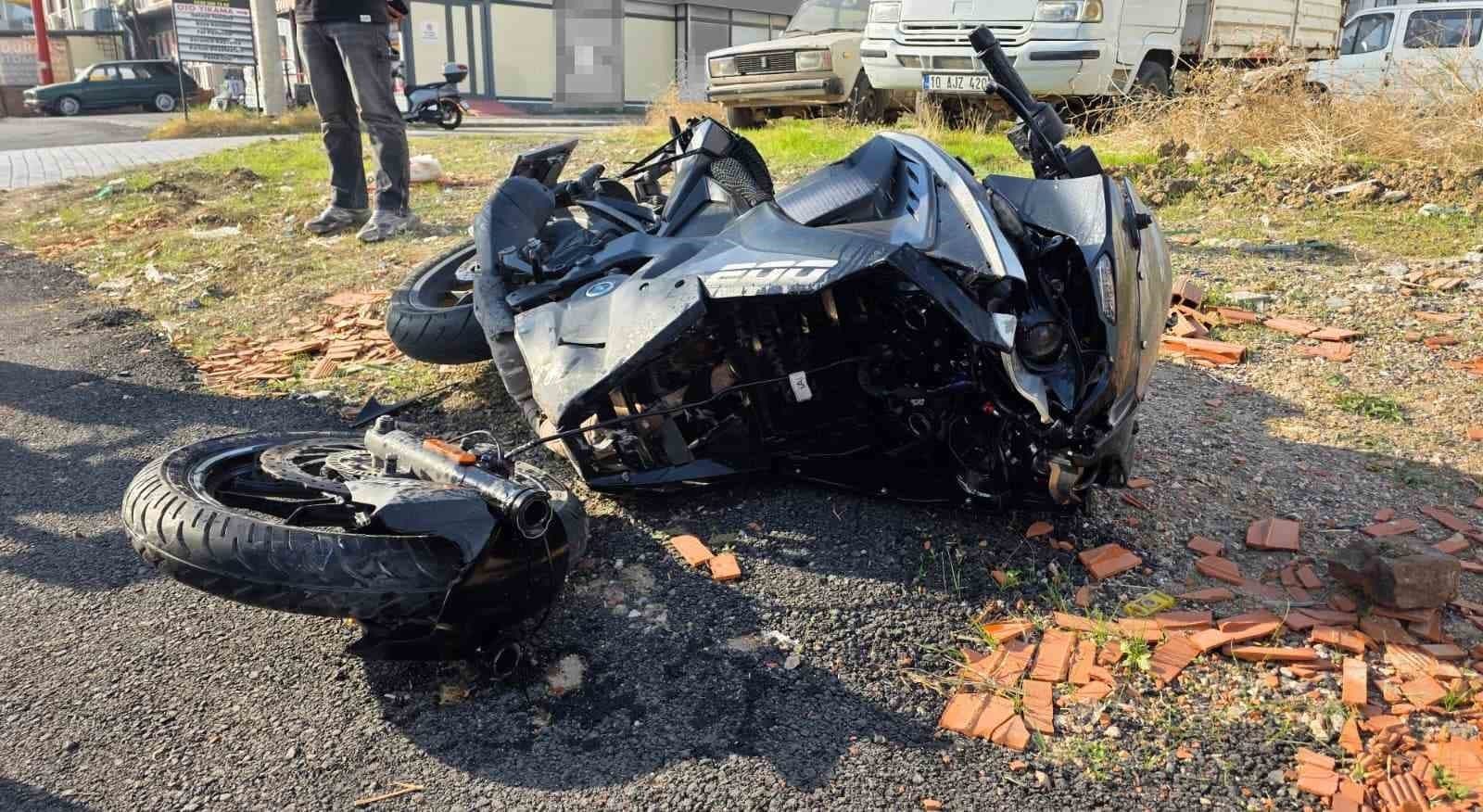 Bandırma'da Otomobil ile Motosiklet Çarpıştı: 2 Yaralı
