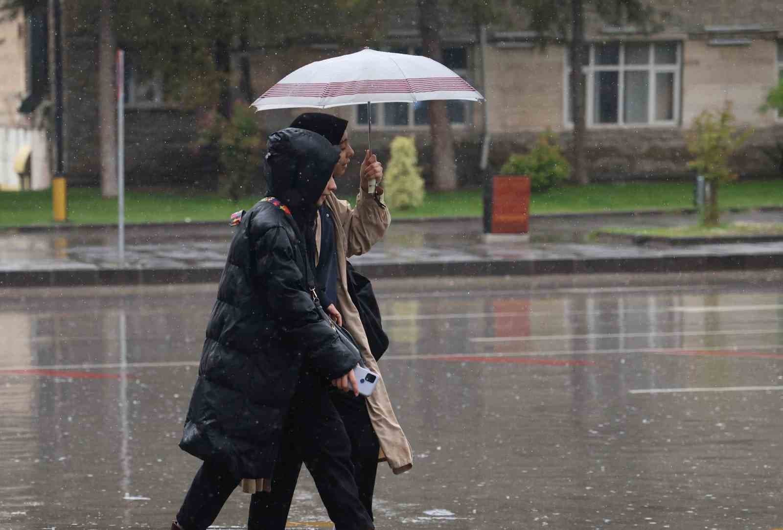 Erzincan, Erzurum ve Bayburt'ta Sağanak Yağış Alarmı