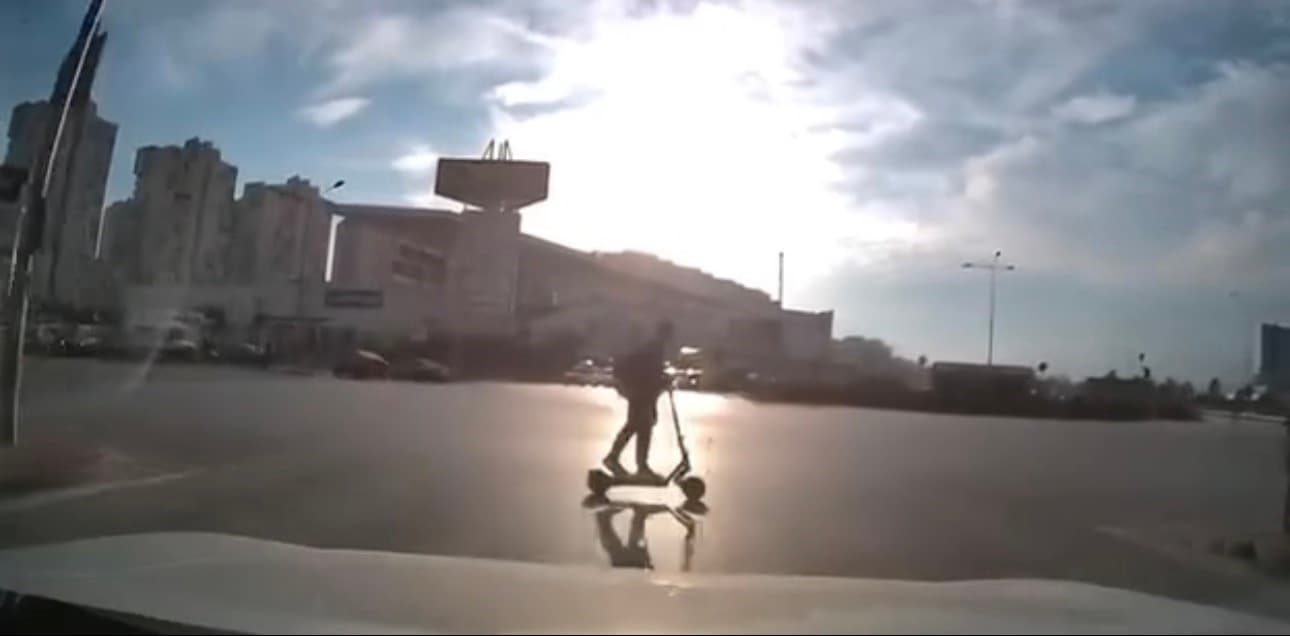 Bursa'da Kırmızı Işık İhlali Yapan Scooter Sürücüsü Facianın Eşiğinden Döndü
