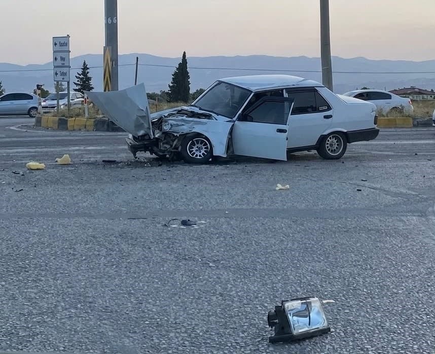 Alaşehir'de Otomobil ile Tır Çarpıştı: 1 Kişi Yaralandı