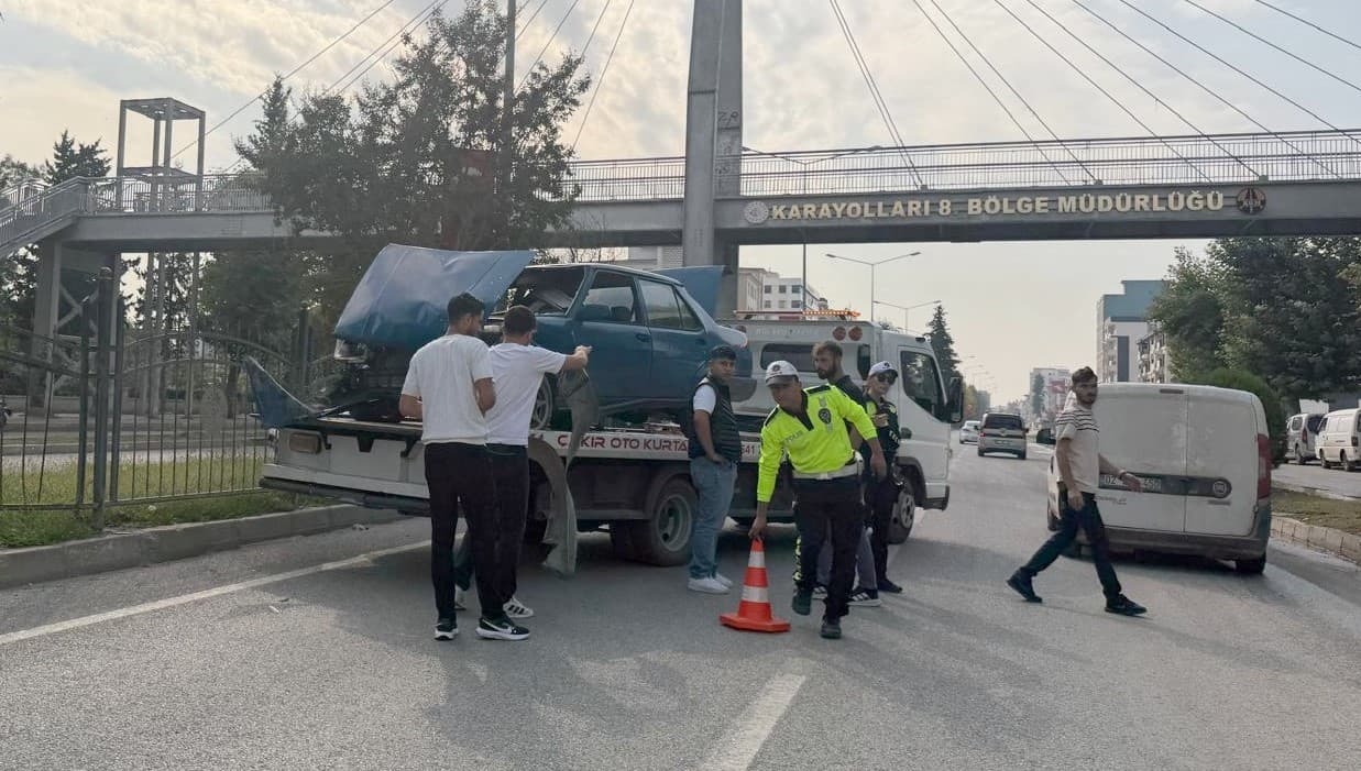 Adıyaman'da Kontrolden Çıkan Otomobil Refüje Çıktı