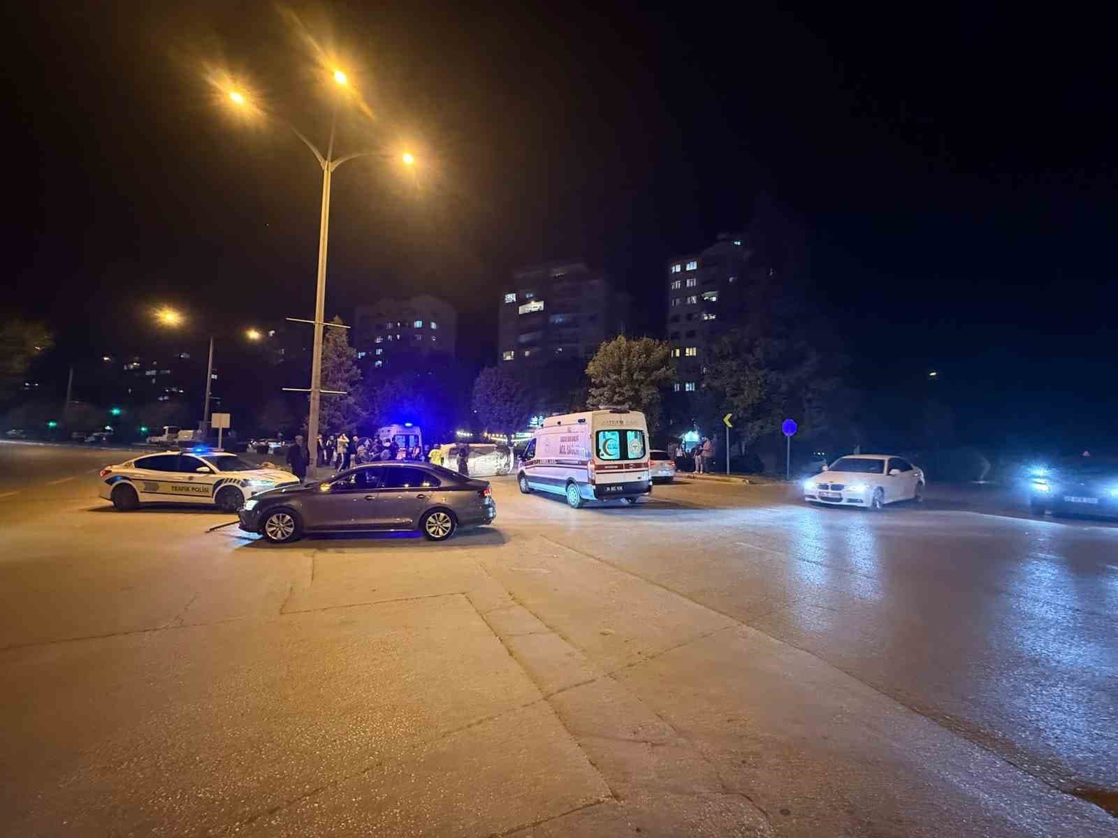 Eskişehir'de İki Otomobil Çarpıştı: Bir Araç Yan Yattı
