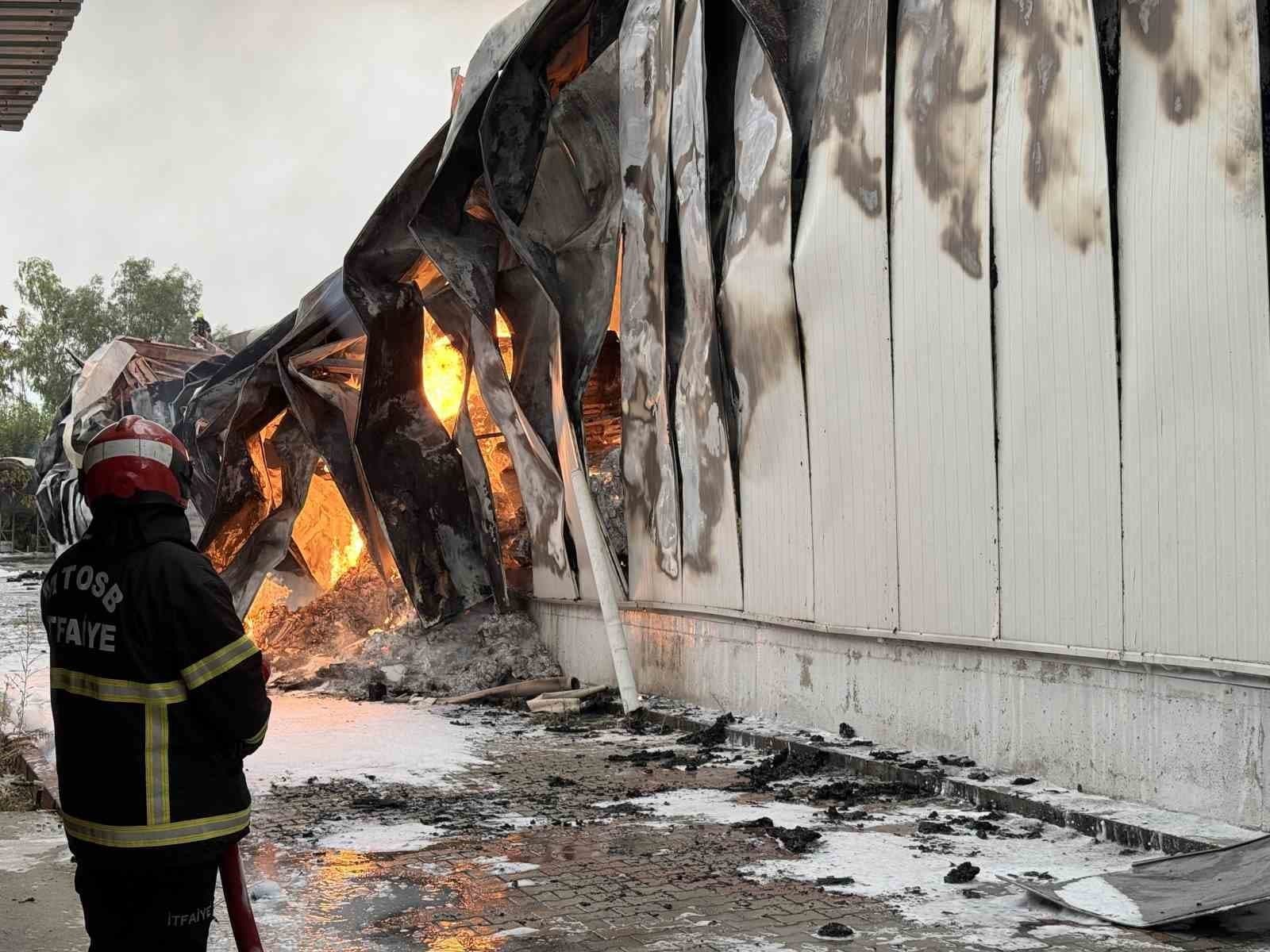 Mersin'de Tütün ve Makaron Fabrikasının Depolarında Yangın Çıktı