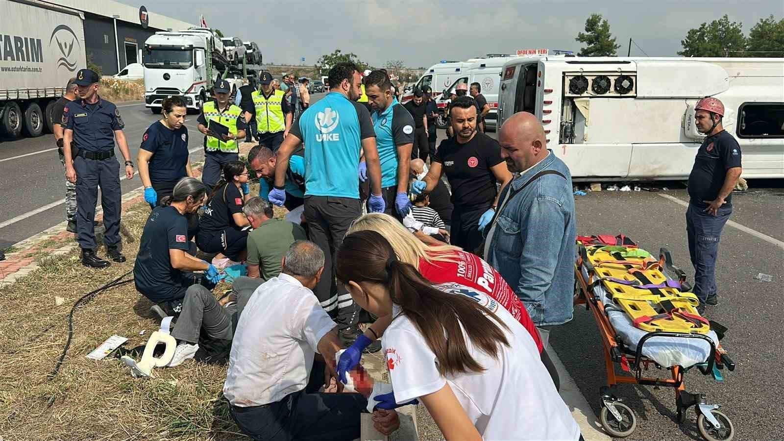 Antalya-Isparta Karayolunda Midibüs Devrildi: Yaralılar Var